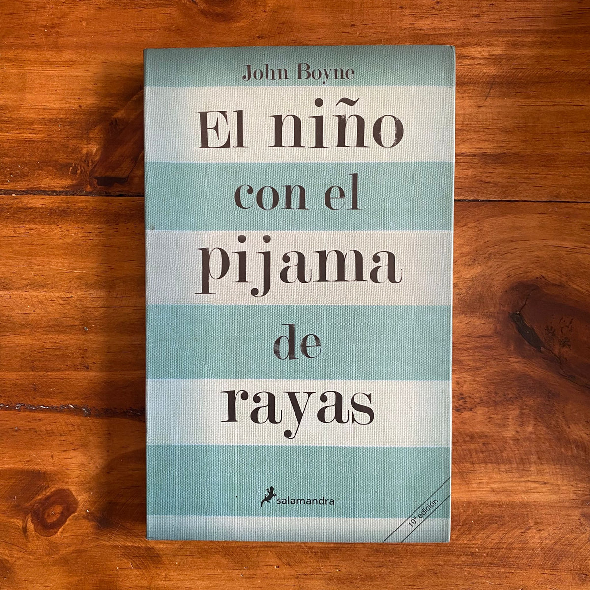El niño con el pijama de rayas