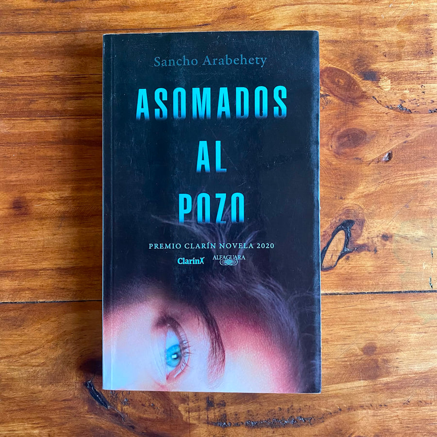 Asomados al pozo