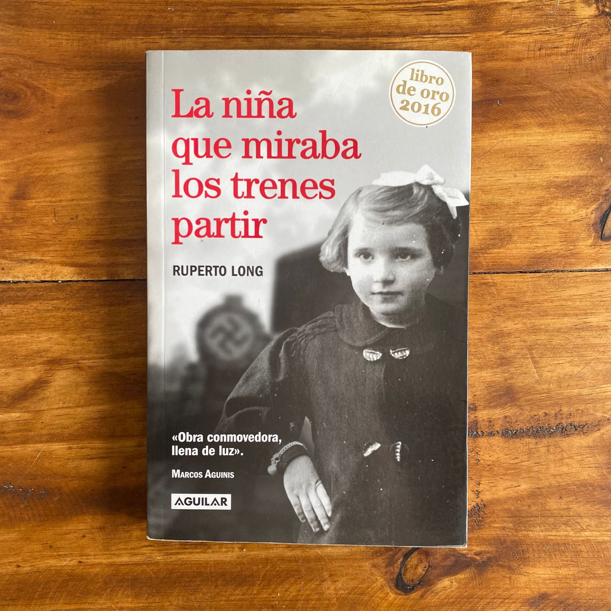 La niña que miraba los trenes partir